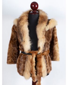 957-CHAQUETA DE VISÓN CON ZORRO Y CAPUCHA.