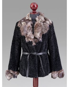 958-CHAQUETA EN ASTRACÁN NEGRO CON CUELLO Y PUÑOS EN ZORRO PLATEADO