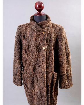 962-CHAQUETÓN EN ASTRACÁN EN MARRÓN. 