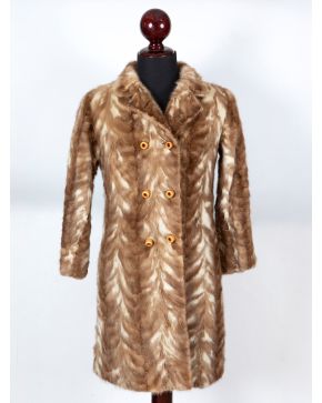 966-ABRIGO DE COLAS DE VISÓN CLARO. Con faltas en el forro