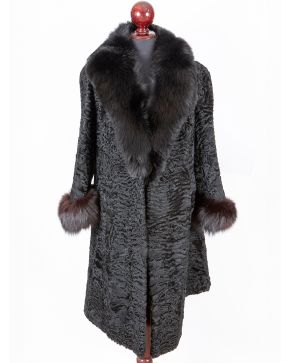 968-ABRIGO LARGO DE ASTRACAN CON CUELLO Y PUÑOS DE ZORRO.
