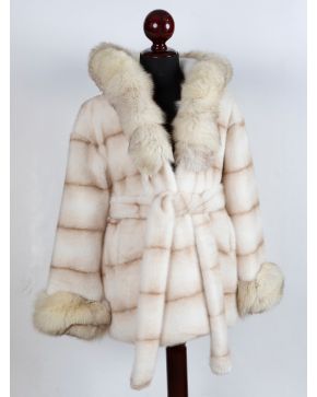 970-CHAQUETÓN CON CAPUCHA DE ZORRO.