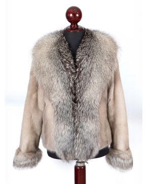 971-Chaqueta corta de visón gris con cuello y puños de zorro.