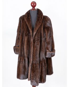 973-SAGA MINK" ABRIGO EN VISÓN MARRÓN CON VUELO Y MANGA ANCHA. (tiene faltas)"
