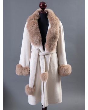 983-ABRIGO DE ALCANTÁRA NAPADO CON CUELLO Y PUÑOS DE ZORRO.