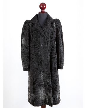 985-ABRIGO LARGO LOMOS ASTRACAN VETEADO.