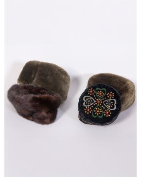 991-LOTE DE 4 GORROS DOS MIGUEL MARINERO MUTON VERDE, UNO TURCO TERCIOPELO NEGRO CON BORDADOS Y LENTEJUELAS, GORRO DE VI