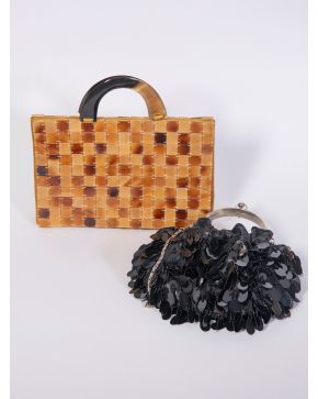 992-LOTE DE DOS BOLSOS DE NOCHE UNO DE ACCESSORIZE EN BAQUELITA DISEÑO DE DAMERO, UNO DE LENTEJUELAS GRANDES Y RASO NEG