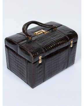 995-Neceser antiguo en cocodrilo marrón con cierre y bisagras en metal dorado.