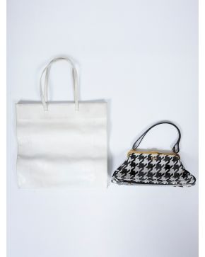997-LOTE DE DOS BOLSOS DOLCE GABBANA EN PIEL BLANCO Y NEGRO