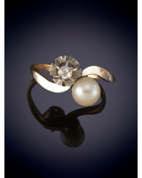 10-SORTIJA TU Y YO DE DIAMANTE Y PERLA. Montura de garras de oro Blanco de 18k.