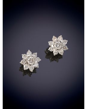 11-PENDIENTES DE ROSETÓN DE BRILLANTES. Montura en oro blanco de 18k. Peso brillantes 0.70ct aprox.