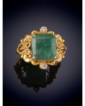 12-SORTIJA CON ESMERALDA SOBRE MONTURA DE ORO AMARILLO.