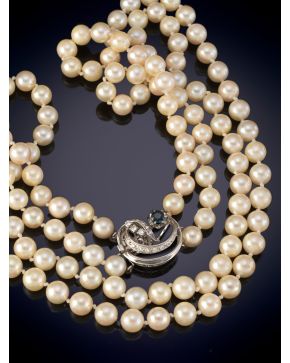 1-ELEGANTE COLLAR DE DOS VUELTAS CON PERLAS CULTIVADAS Y BROCHE DE ORO BLANCO Y BRILLANTES.