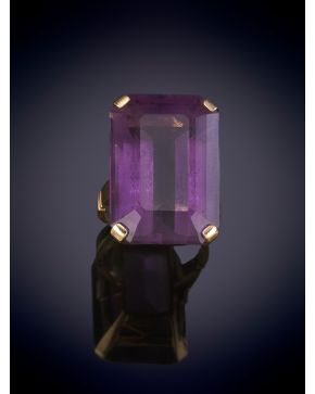 2-SORTIJA DE AMATISTA AÑOS 60. Montura en oro amarillo de 18k.  