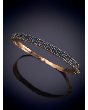 3-BRAZALETE RIGIDO DE ZAFIROS. Montura en oro amarillo y vistas de plata. Peso aprox. zafiros 9 cts.