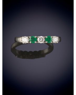 49-MEDIA ALIANZA DE BRILLANTES Y ESMERALDAS.  Montura en oro blanco de 18k. Peso brillantes 0.3ct aprox. Peso esmeraldas 0.2