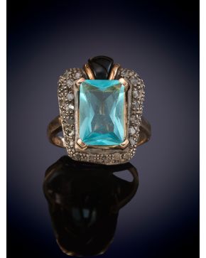 4-SORTIJA MODERNISTA CON TOPACIO AZUL, ESMALTE Y PAVE DE BRILLANTES. MONTURA DE ORO ROSA.