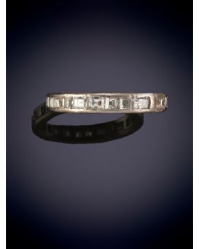 50-CLÁSICA ALIANZA ANTIGUA SIN FIN DE DIAMANTES. Sobre una montura de platino. MEDIA ALIANZA DE BRILLANTES EN MONTURA DE PLATIN