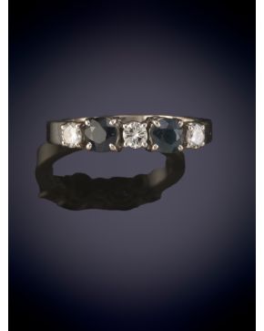 51-SORTIJA MEDIA ALIANZA DE BRILLANTES Y ZAFIROS.  Montura en oro blanco de 18k. Peso brillantes 0.30ct aprox. Peso zafiros 