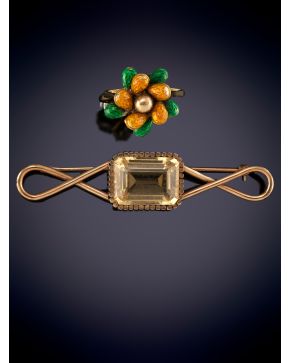 52-LOTE DE BROCHE-BARRA CUARZO AMARILLO CENTRAL Y SORTIJA DECORADA CON ESMALTE AZUL Y VERDE A MODO DE HOJITAS.Montura en oro rosa 