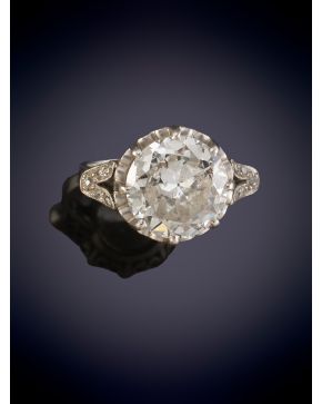 53-SOLITARIO CON BRILLANTE CENTRAL TALLA ANTIGUA. Montura en oro blanco de 18k. Peso aprox del diamante 4 cts.