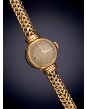 54-¨OMEGA¨ RELOJ DE PULSERA  PARA SEÑORA AÑOS 40. CAJA Y PULSERA EN ORO ROSA DE18K. Esfera redonda, numeración a trazos y arabiga.