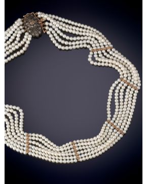 55-ELEGANTE CHOKER DE SEIS HILOS DE PERLAS DE EXCELENTE ORIENTE Y ENTREPIEZAS DE ORO. Cierre antiguo de plata y oro de 9k.