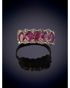 57-SORTIJA CINTILLO  CON CINCO RUBIES ORLADOS DE PEQUEÑOS BRILLANTES. Montura en oro rosa de 9k. 