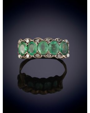 58-SORTIJA CINTILLO  CON CINCO ESMERALDAS ORLADAS DE PEQUEÑOS BRILLANTES. Montura en oro rosa de 9k.  