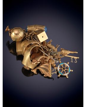 59-LOTE VARIADO DE SORTIJAS Y DIJES. Montura en oro amarillo 18k. 