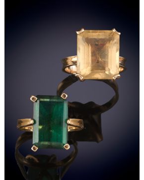 5-LOTE DE DOS SORTIJAS DE LOS AÑOS 60 DE  CUARZO CITRINO Y TURMALINA VERDE. Montura en oro amarillo de 18k.
