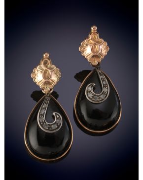 60-PENDIENTES LARGOS  DE ONIX Y DIAMANTES. Montura en oro rosa de 9k.
