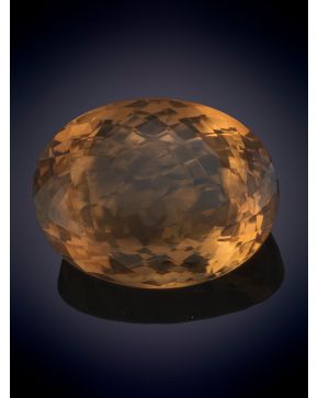 785-Gran cuarzo ahumado, talla oval, exquisitamente facetado.  