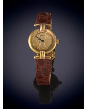 796-MUST DE CARTIER COLISEE PARÍS. RELOJ  DE PULSERA PARA SEÑORA EN PLATA DORADA. ESFERA DORADA. MOVIMIENTO DE CUARZO. CON CORREA 