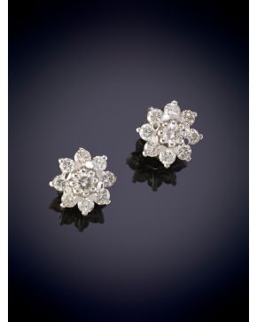 9-PENDIENTES DE ROSETÓN DE BRILLANTES. Montura en oro blanco de 18k. Peso brillantes 0.50ct aprox.