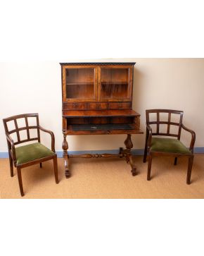 507-Escritorio inglés con vitirina en madera de caoba, pp. S. XX Cuerpo superior con doble puerta frontal acristalad