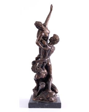 510-"El rapto de Proserpina" Escultura en bronce pavonado sobre peana en mármol negro. Altura: 46 cm