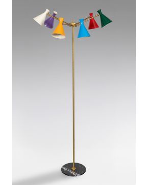 10-Modelo Discoveryc. 1980 Lámpara de pié en latón dorado, con brazos regulables y difusores lacados en colores brillan