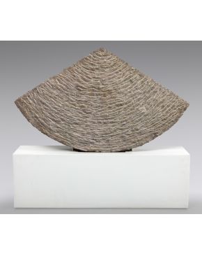 41-MÁXIMO TRUEBA (Madrid 1953-1996) Sin título. 1988 Piedra de calatorao (con base del artista) Firmada y fech