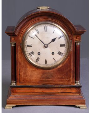 523-Reloj sobremesa tipo bracket, Elkington & Co, Inglaterra, ff. S. XIX En madera de nogal, latón, bronce, y esmalte. Medid