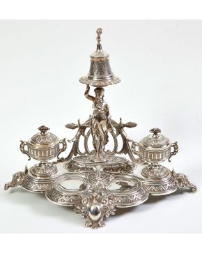 522-Escribanía de sobremesa en plata francesa punzonada, ca. 1860 Con figura femenina alegórica y campanilla superior, flanquea