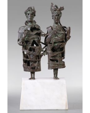 50-ÓSCAR ESTRUGA (Villanova y Geltrú 1922) Dos figuras"" Bronce patinado sobre mármol Firmado Medidas: 73 x 32,5 x 12 c
