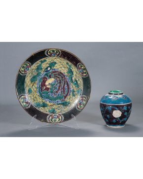 1040-Pequeño jarrón en cerámica azul y manganeso con decoración de flores.
