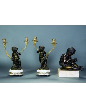 1200-Pareja de candelabros franceses en bronce dorado y pavonado con dos luces y pie en forma de fauno y niño. Firmados Clodion. Base de mármol con cenefa 