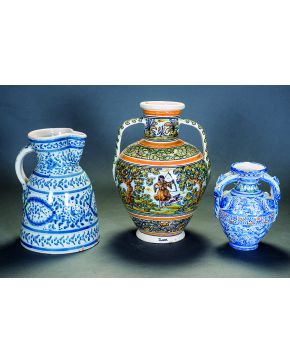 1223-Pequeña cántara en cerámica esmaltada de Talavera-Niveiro con decoración de cariátides en las asas y elementos vegetales y animales en la panza. Final