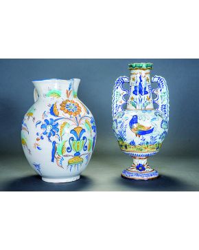 1229-Gran jarra de asa de cinta en cerámica esmaltada de Talavera-Ruiz de Luna. C. 1910. Decoracíon polícroma con elementos vegetales y animales. Con marca