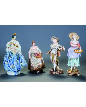 1235-Lote de dos figuras en porcelana alemana de Volkstedt representando una vendedora de fruta y un joven con ramo de flores. Con marcas. 