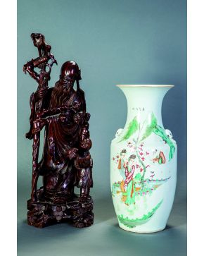 1330-Grupo escultórico oriental en madera tallada representando a un anciano con báculo y un niño. Escuela china S. XX