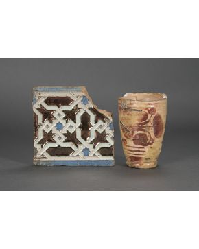 351-Lote en cerámica formado por antiguo fragmento de vaso lañado y consolidado en reflejo metálico de Manises y azulejo en cerámica de relfejo dorado de 